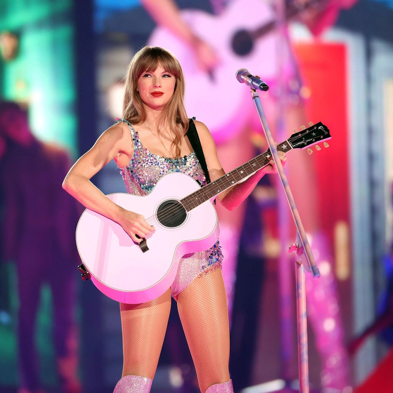 TAYLOR SWIFT